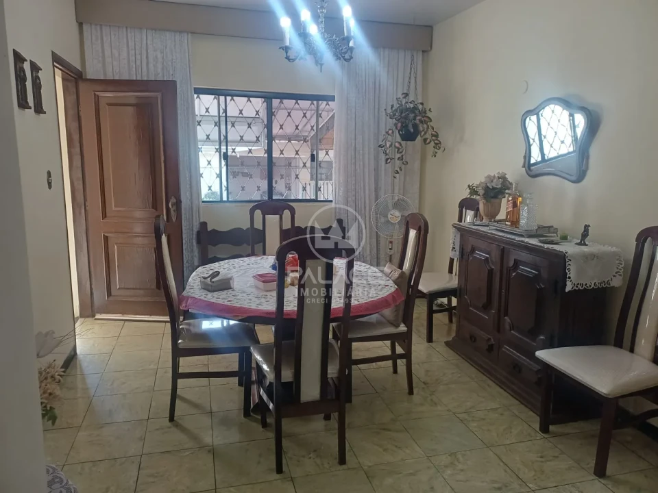 Sobrado localizado na avenida São José, próximo a Esalq