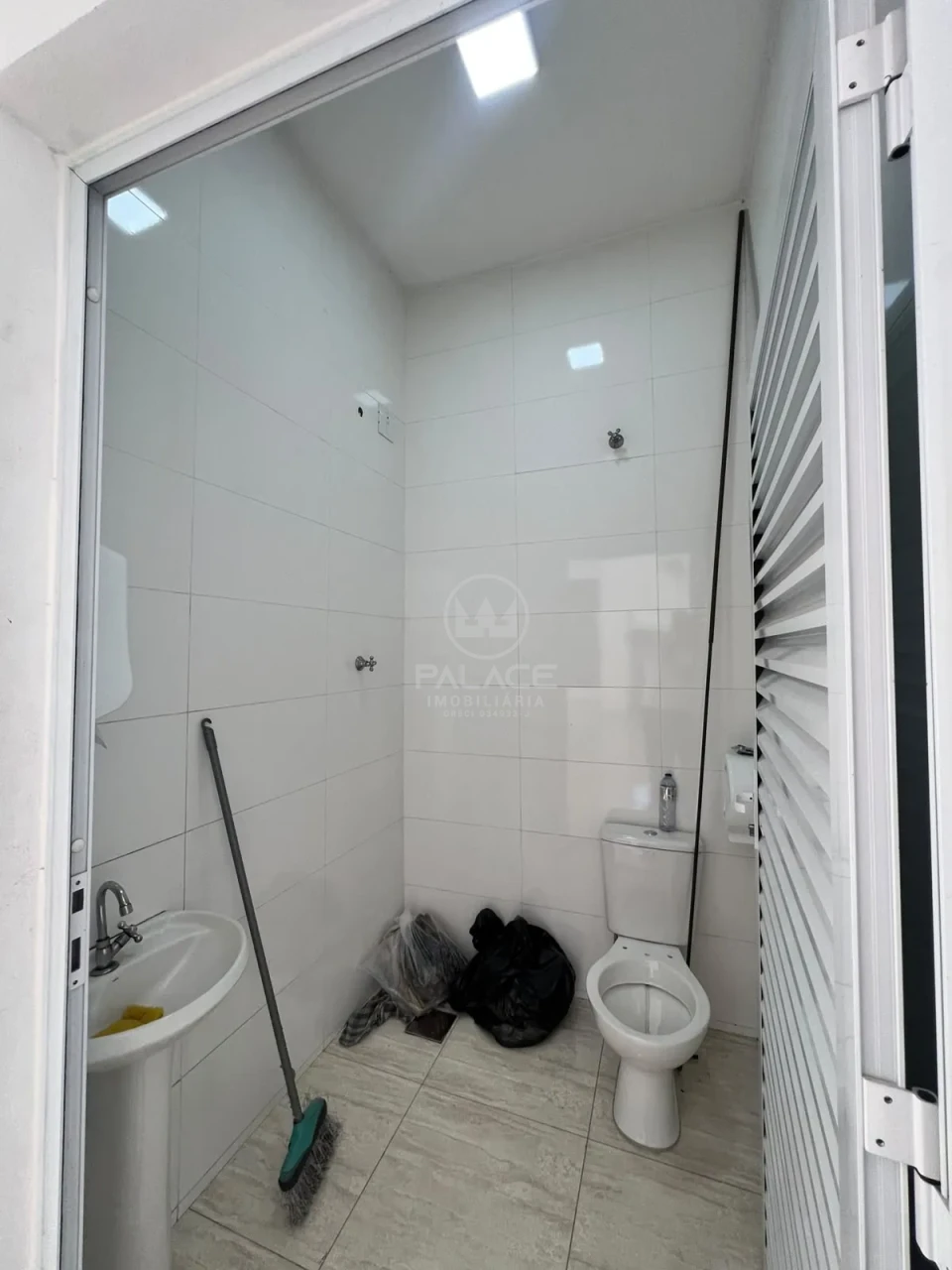 Imóvel Comercial - Barracão - disponível para locação