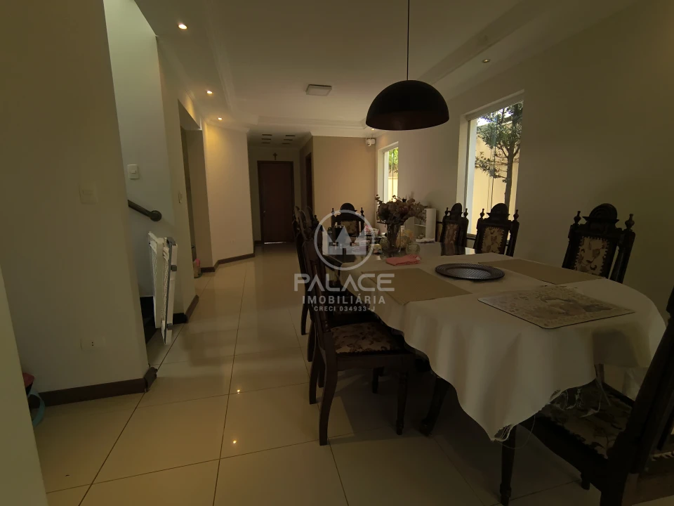 Casa à Venda no Condomínio Leão