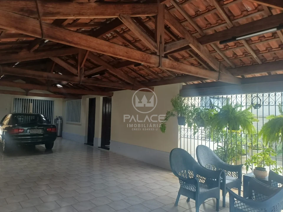 Sobrado localizado na avenida São José, próximo a Esalq