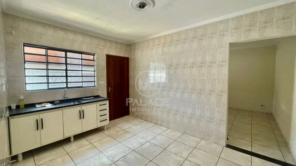 CASA / LOCACAO / JARAGUA / 2 QUARTOS / 70m²