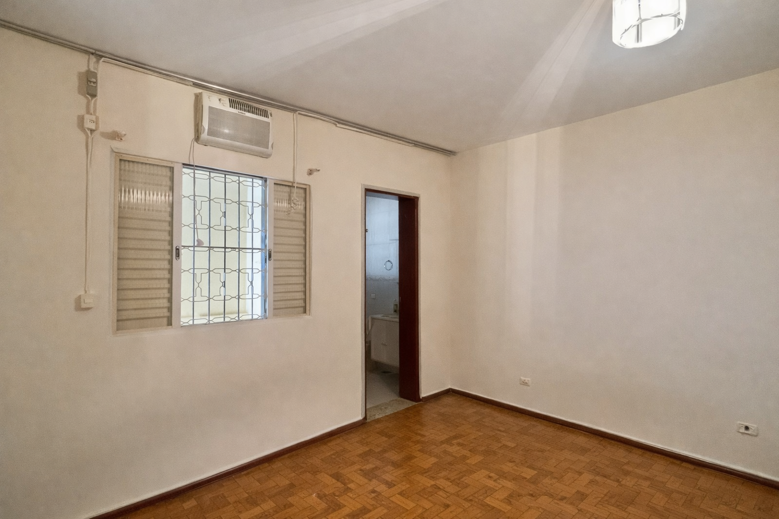 CASA COM EDICULA / 2 QUARTOS / VILA REZENDE