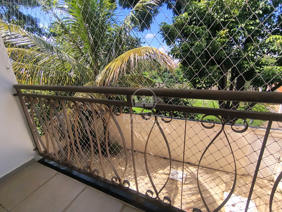 Casa à Venda no Condomínio Leão