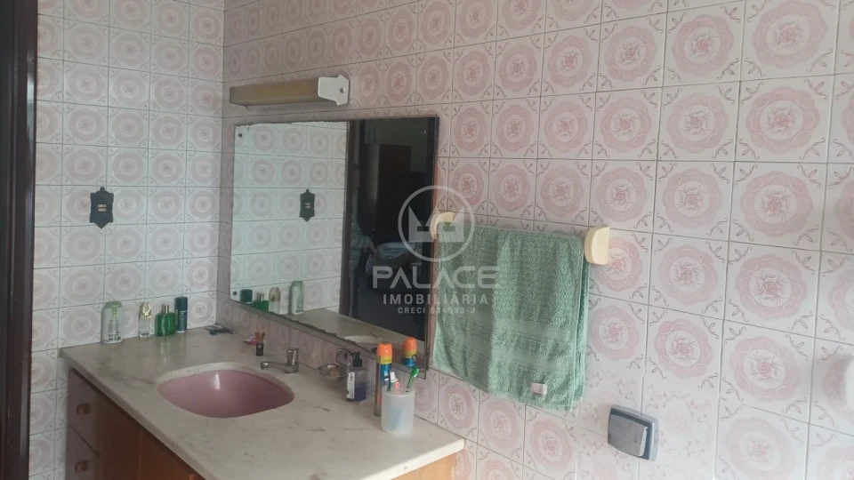 Sobrado localizado na avenida São José, próximo a Esalq