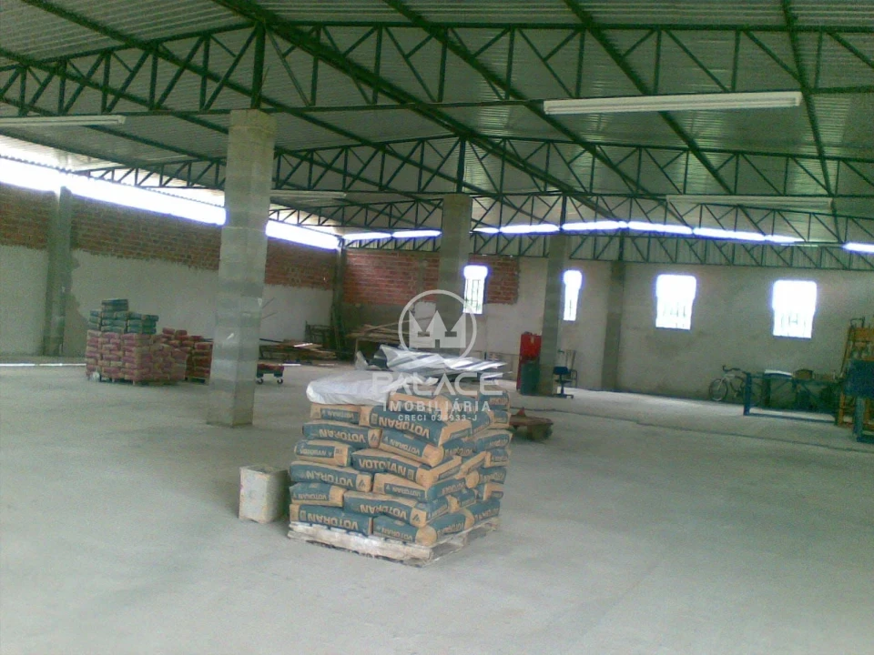 BARRACAO / LOCACAO / 600m² area util / 3000m² terreno / MOMBUCA