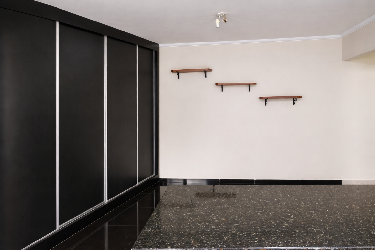 CASA / LOCACAO / 2 QUARTOS / BAIRRO ALTO