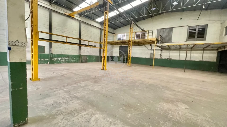 BARRACÃO COM PONTE ROLANTE PARA LOCAÇÃO NA PAULICEIA, PROX A AV 31 DE MARÇO
