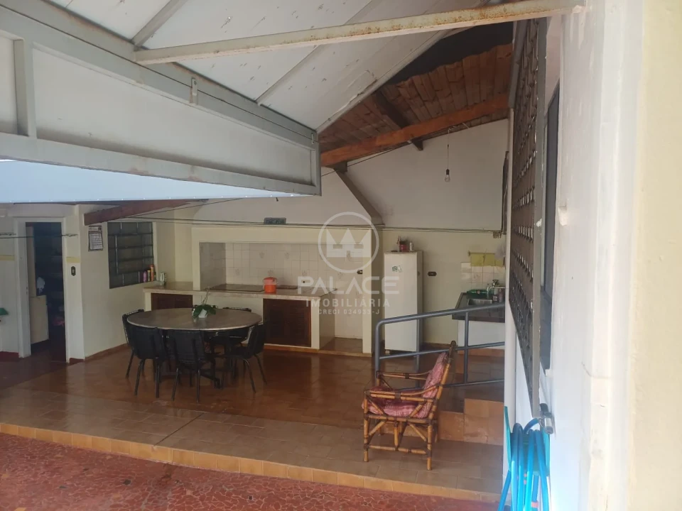 Sobrado localizado na avenida São José, próximo a Esalq