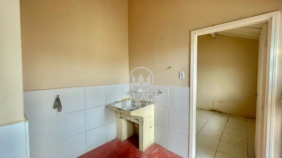 CASA COM EDICULA / 2 QUARTOS / VILA REZENDE