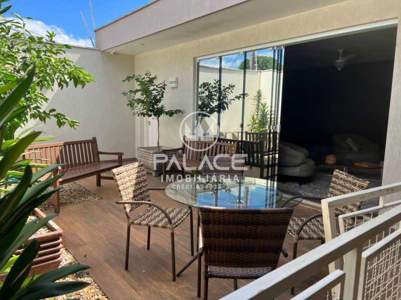 Imagens do imóveis Casa de rua -  / Residencial / Centro