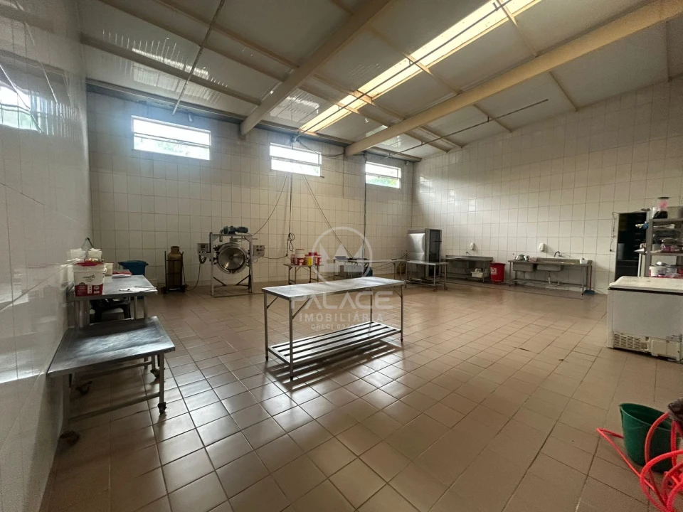 BARRACÃO PARA ALUGAR EM EXCELENTE LOCALIZAÇÃO E CONDIÇÕES - 1.000M²