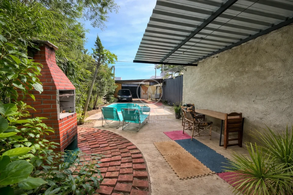 CASA RESIDENCIAL / LOCACAO / 3 QUARTOS / PISCINA /  DOIS CORREGOS