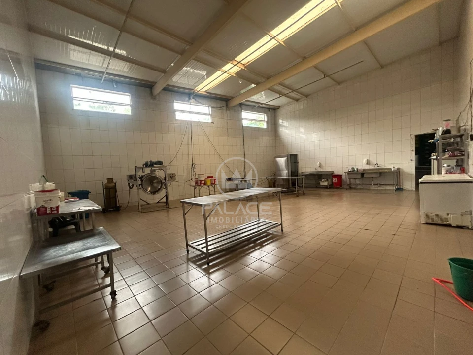 BARRACÃO PARA ALUGAR EM EXCELENTE LOCALIZAÇÃO E CONDIÇÕES - 1.000M²