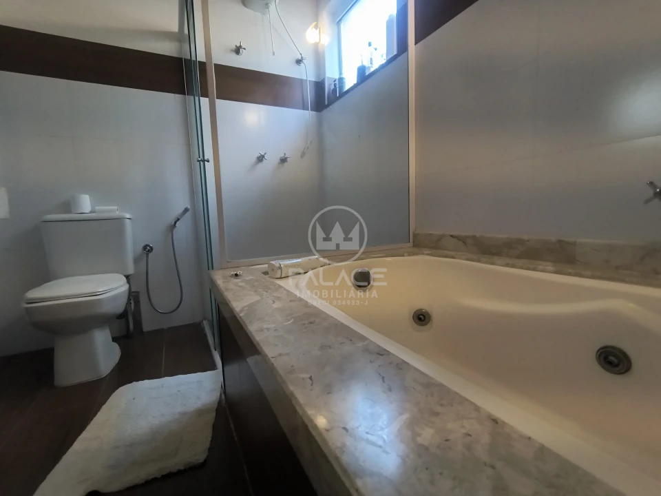 Casa à Venda no Condomínio Leão