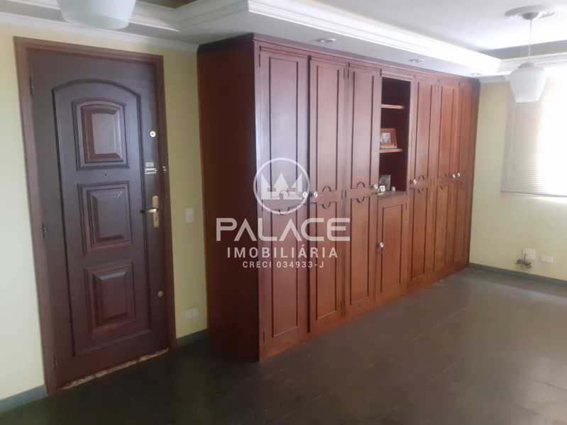 Apartamento :  / Residencial / Centro