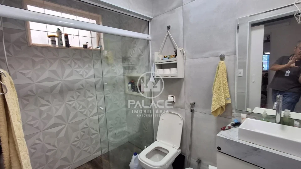 Casa de vila reformada à venda no centro de Piracicaba, SP.