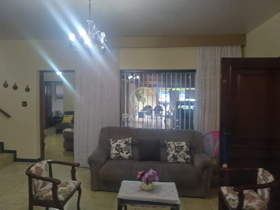 Sobrado localizado na avenida São José, próximo a Esalq