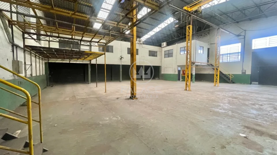 BARRACÃO COM PONTE ROLANTE PARA LOCAÇÃO NA PAULICEIA, PROX A AV 31 DE MARÇO