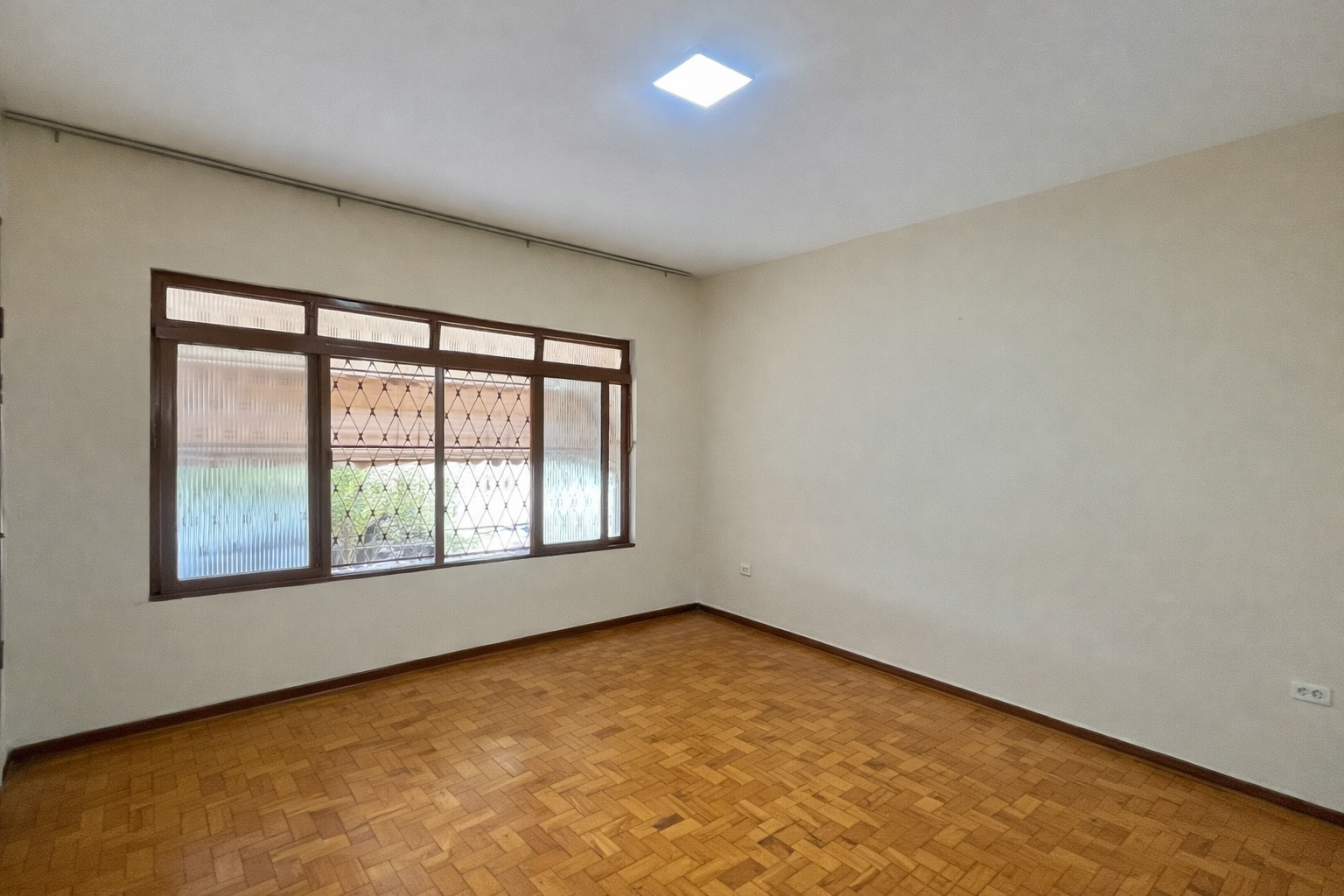 CASA COM EDICULA / 2 QUARTOS / VILA REZENDE