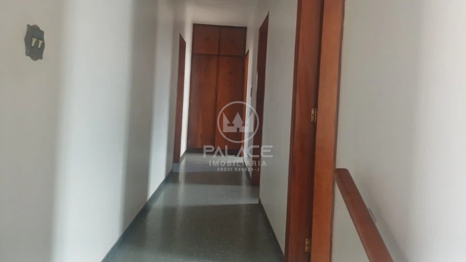 Sobrado localizado na avenida São José, próximo a Esalq