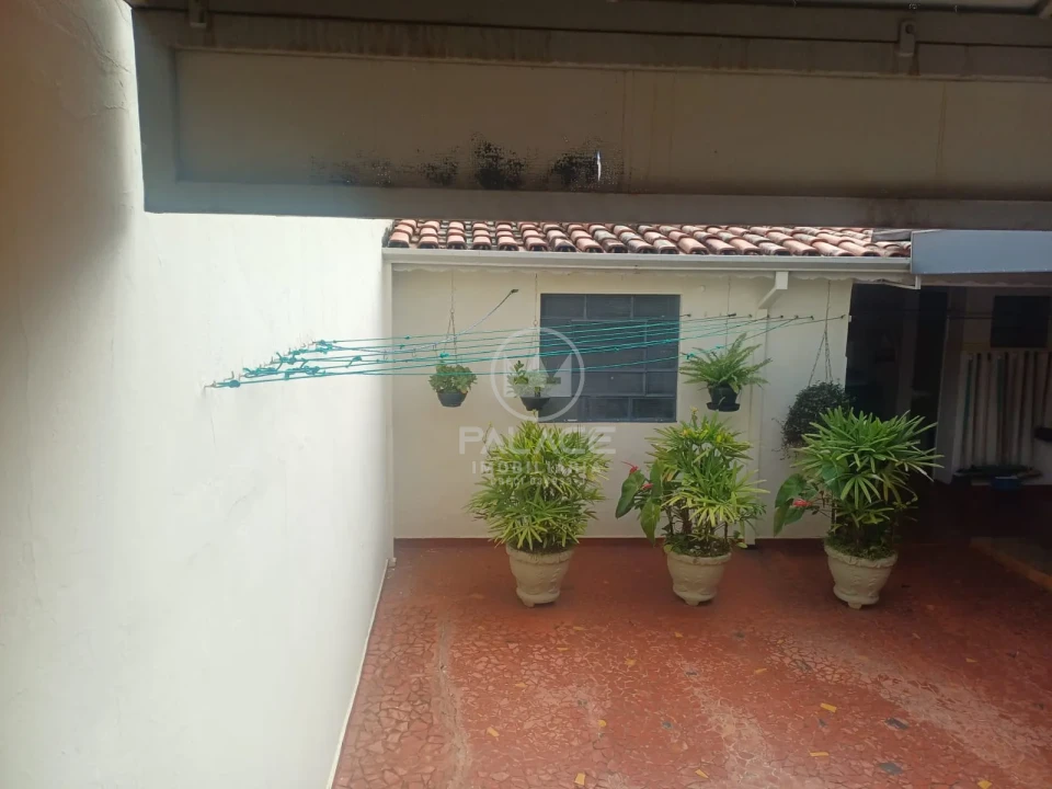 Sobrado localizado na avenida São José, próximo a Esalq