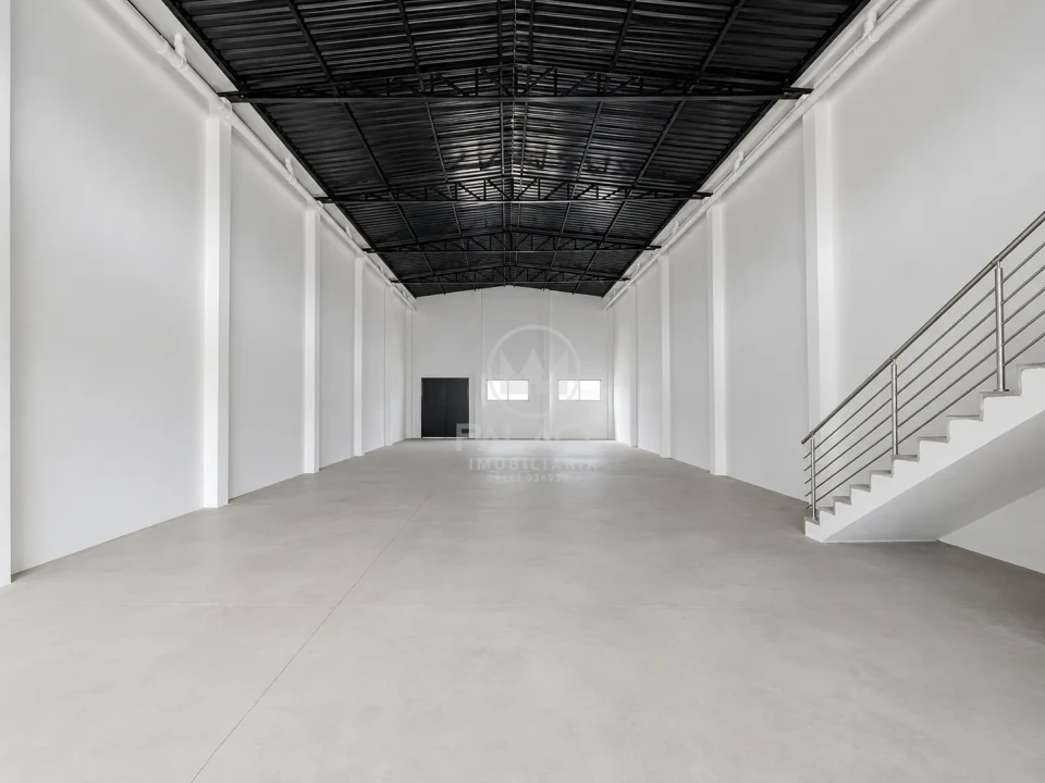 SALÃO DE 320M² LOCALIZADO NA VILA REZENDE PARA LOCAÇÃO