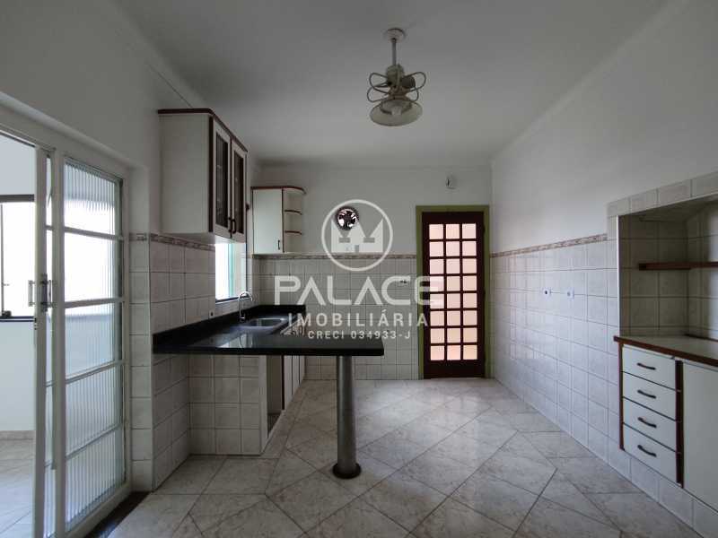 Imagens do imóveis Casa de rua :  / Residencial / Centro