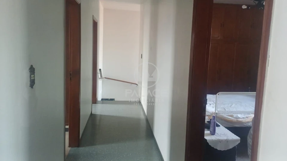 Sobrado localizado na avenida São José, próximo a Esalq