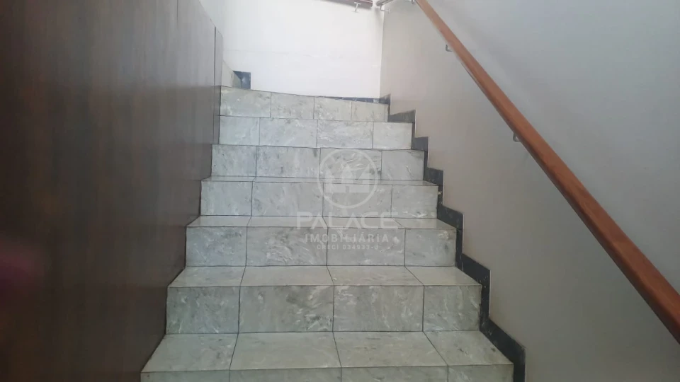 Sobrado localizado na avenida São José, próximo a Esalq