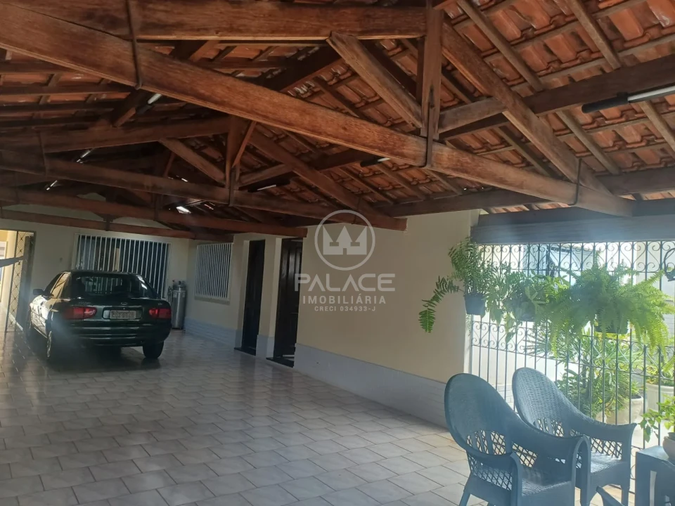 Sobrado localizado na avenida São José, próximo a Esalq