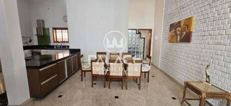 Casa de rua :  / Residencial / Centro