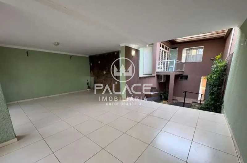 Casa de rua :  / Residencial / Alto