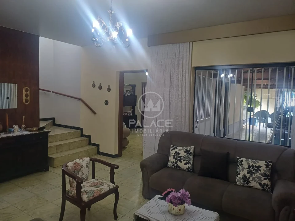 Sobrado localizado na avenida São José, próximo a Esalq