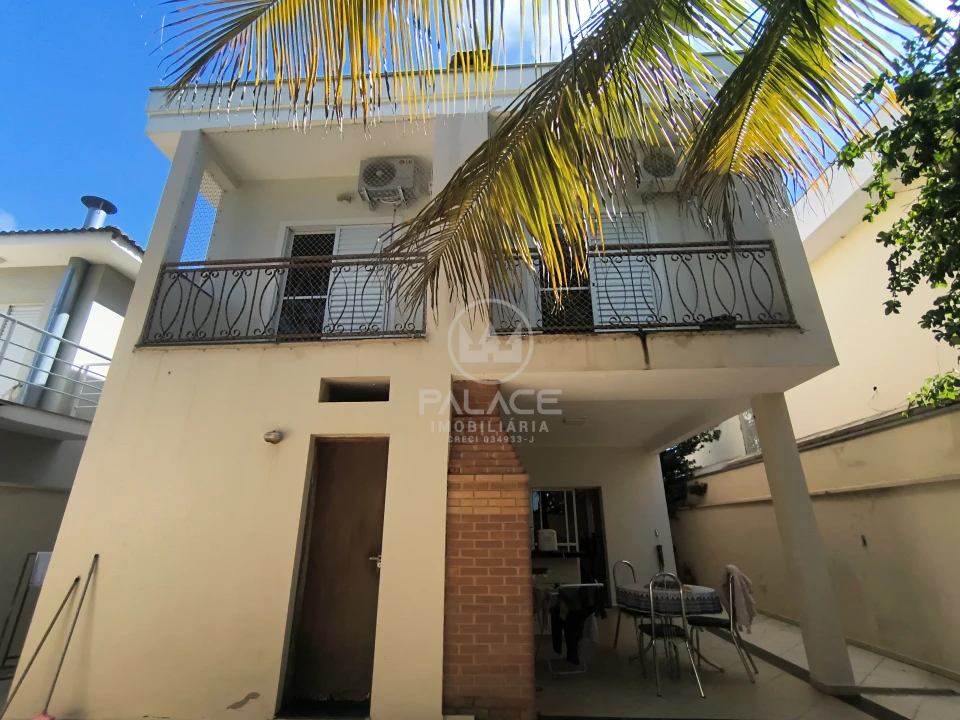 Casa à Venda no Condomínio Leão