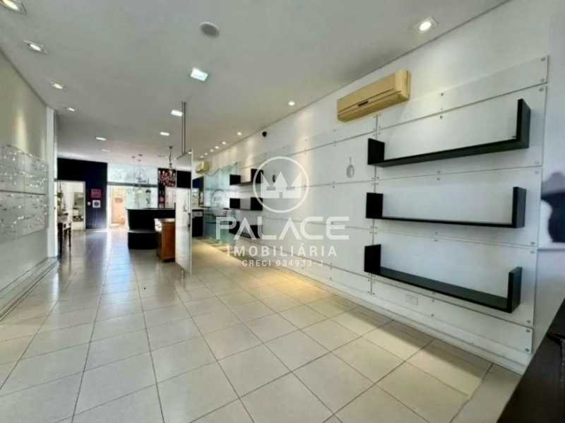 Imagens do imóveis Salão :  / Comercial / Centro