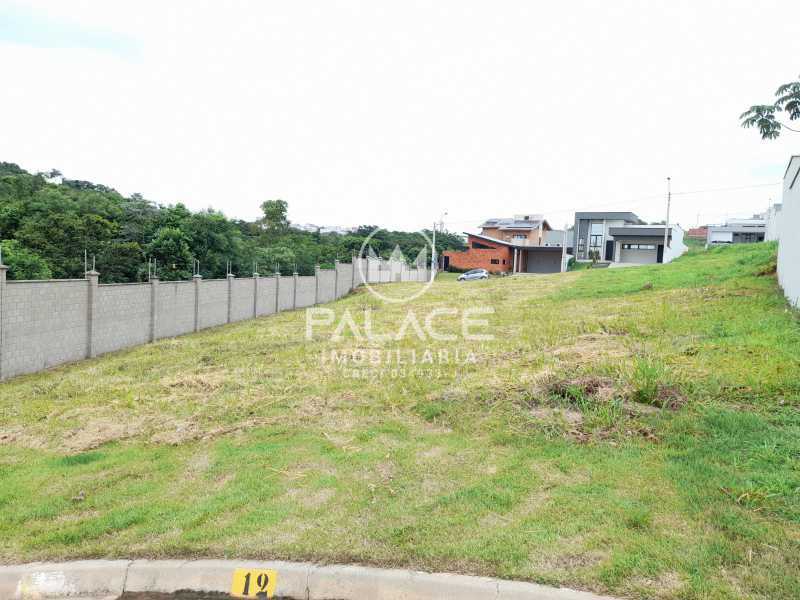 Imagens do imóveis terreno no condomínio soleil