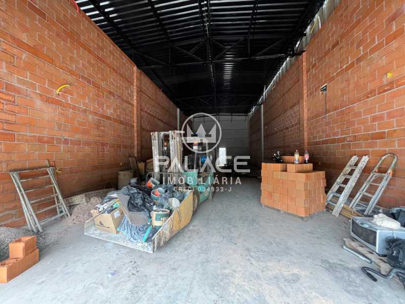 Imagens do imóveis Barracão :  / Comercial / Santa Terezinha