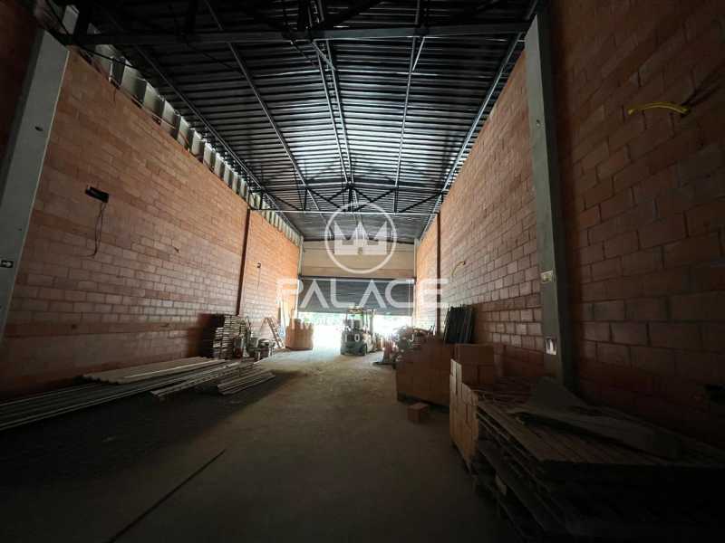 Imagens do imóveis Barracão :  / Comercial / Santa Terezinha