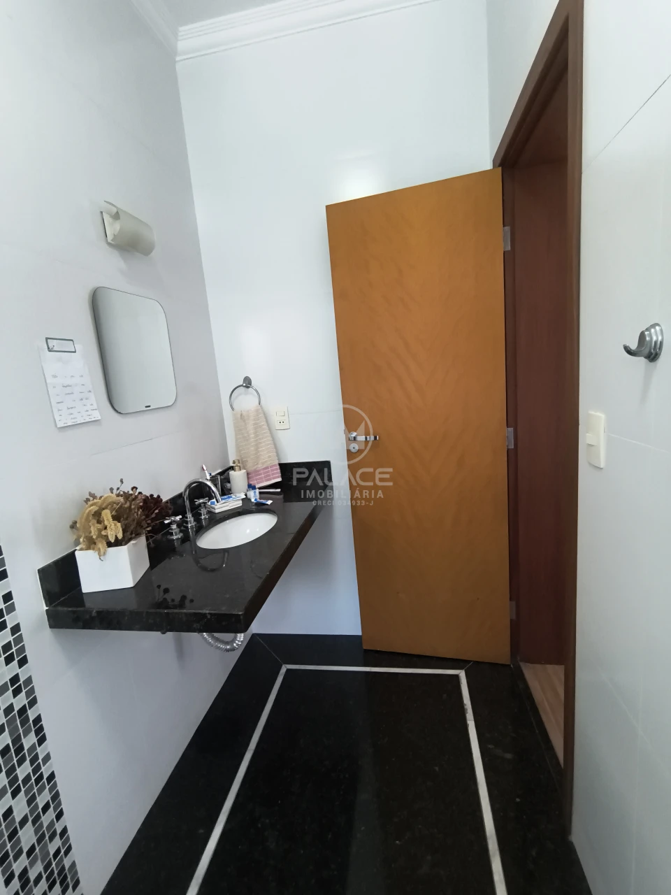 Casa à Venda no Condomínio Leão