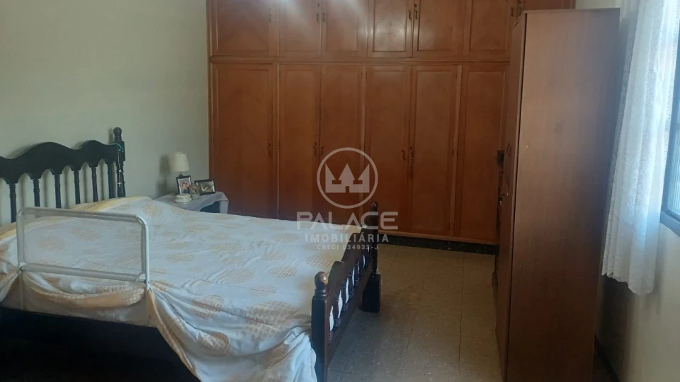 Sobrado localizado na avenida São José, próximo a Esalq