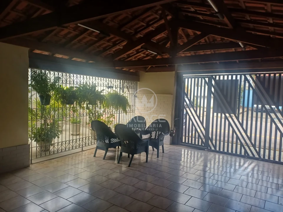 Sobrado localizado na avenida São José, próximo a Esalq