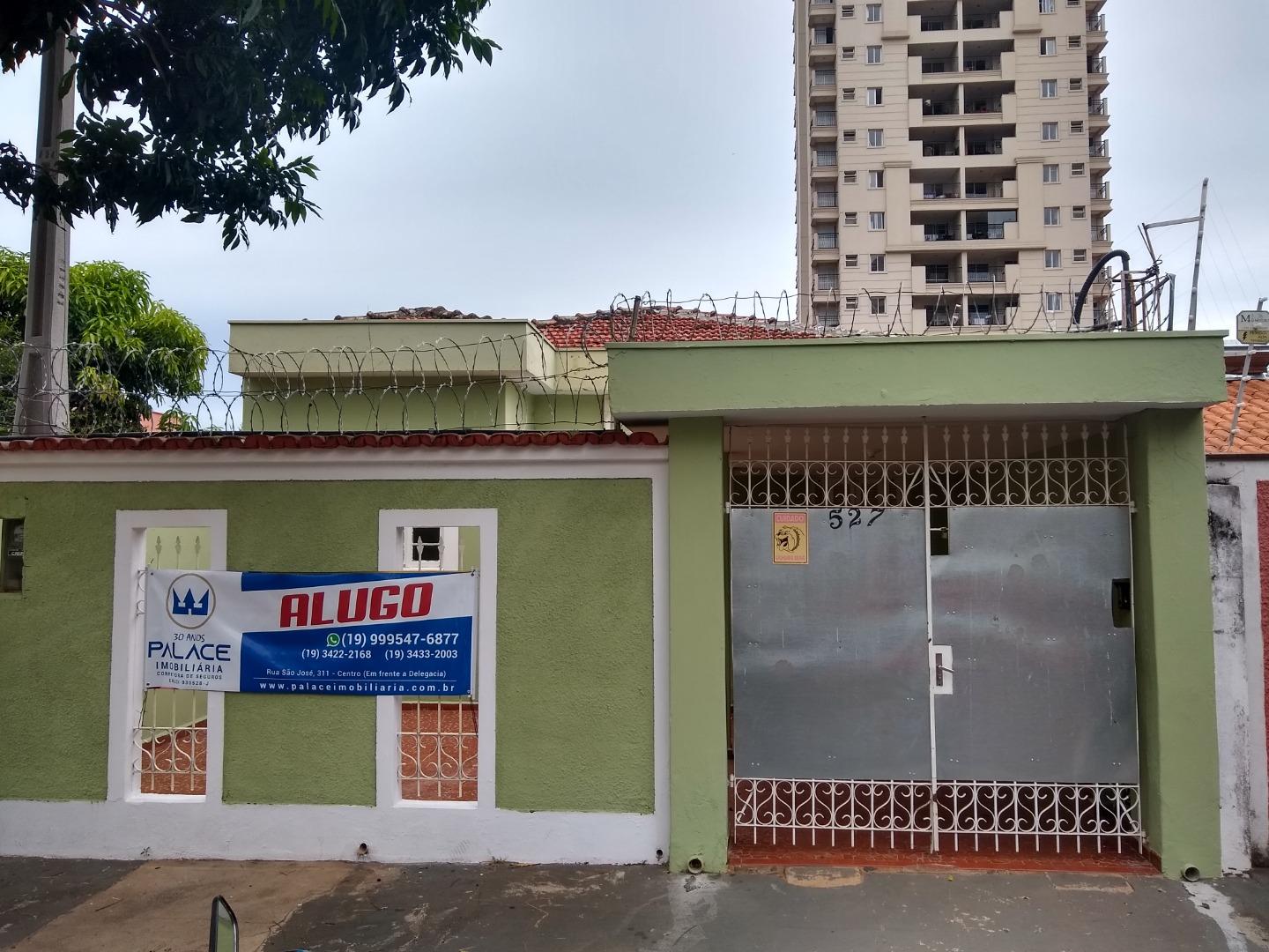 Casa com 3 dormitórios para alugar / Centro