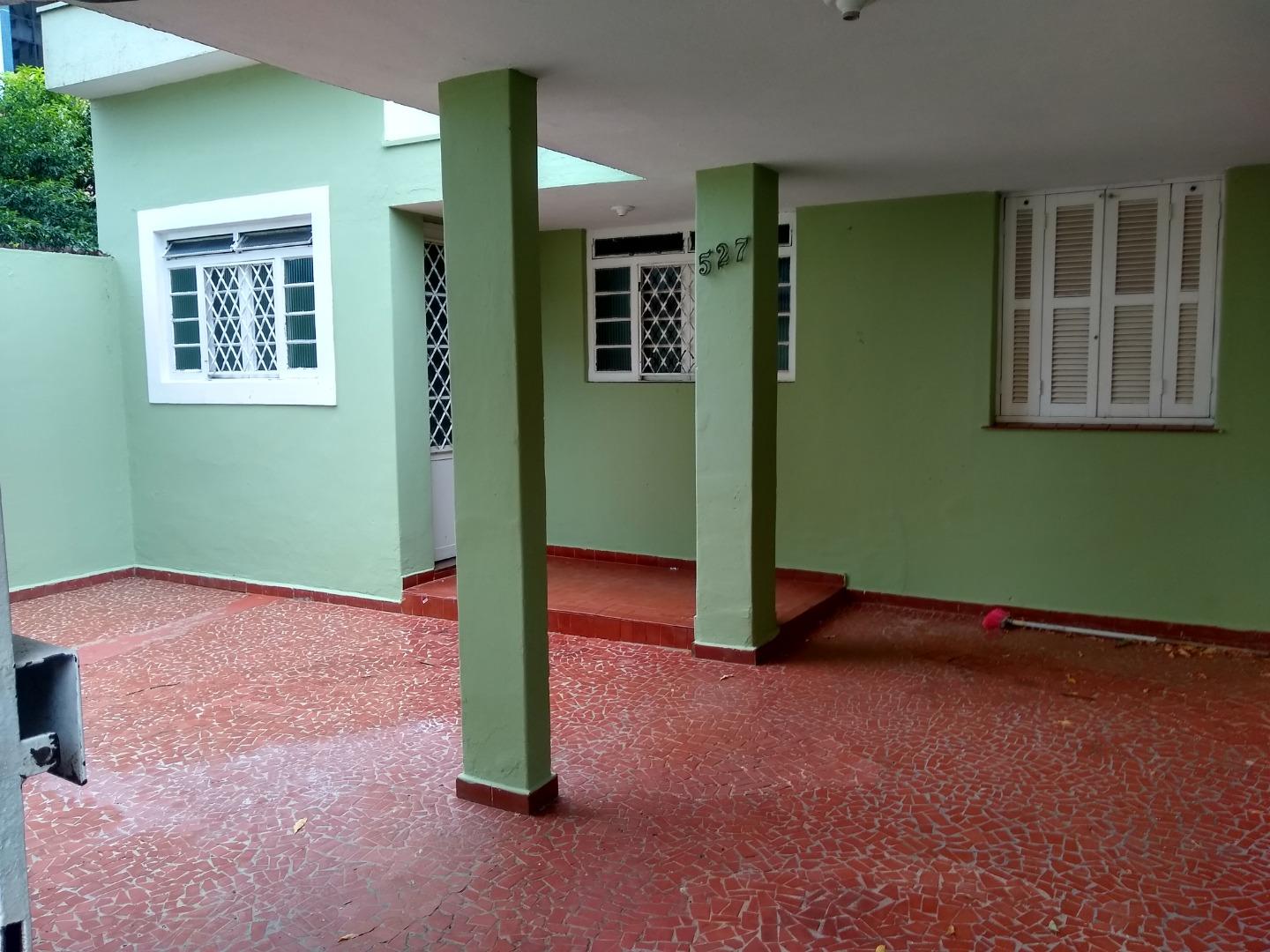 Casa com 3 dormitórios para alugar / Centro