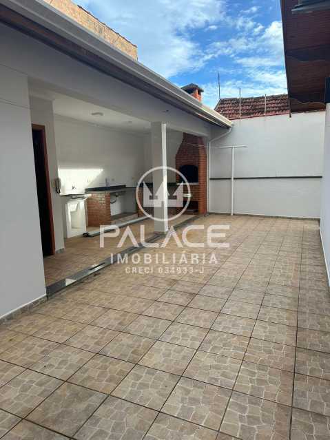 Casa de rua : Térrea / Residencial / Jardim Petrópolis