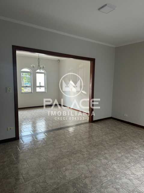 Casa de rua : Térrea / Residencial / Jardim Petrópolis