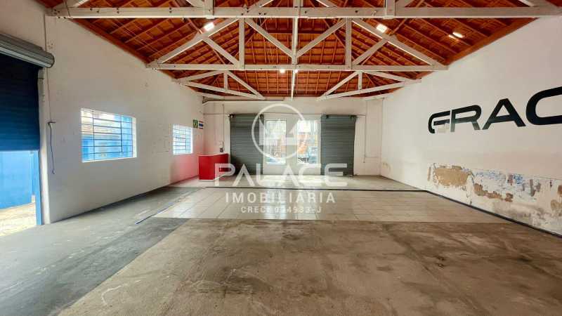 Imagens do imóveis Salão :  / Comercial / Centro