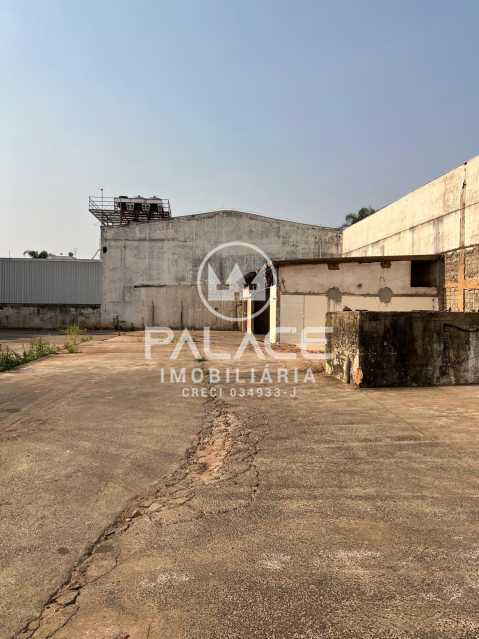 Imagens do imóveis Barracão :  / Comercial / Parque Santa Cecília