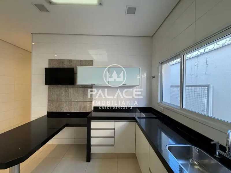 Imagens do imóveis Casa de rua : Térrea / Residencial / Centro