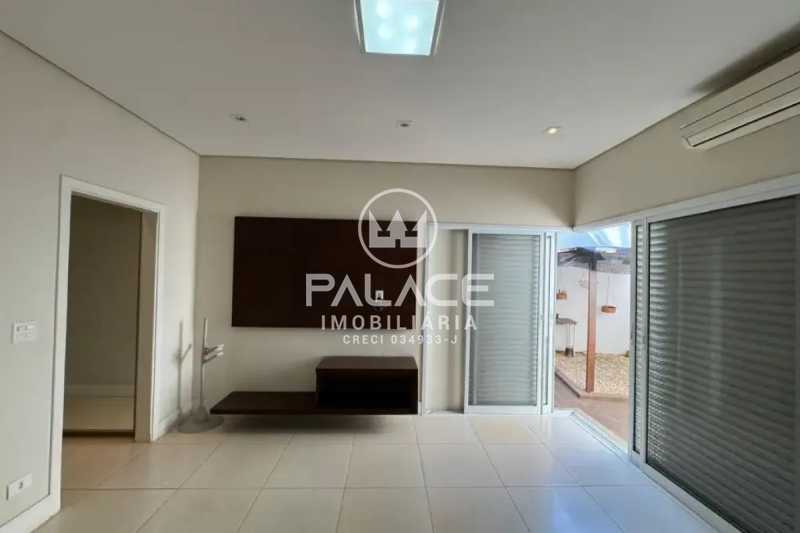 Imagens do imóveis Casa de rua : Térrea / Residencial / Centro