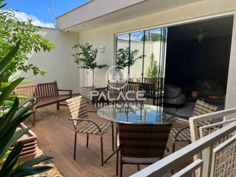 Casa de rua : Térrea / Residencial / Centro